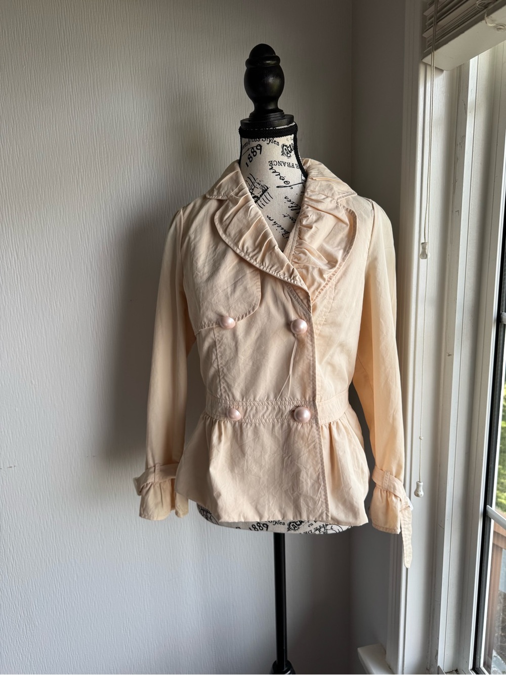Women's cream Ruffle Collar Double-Breasted Jacket